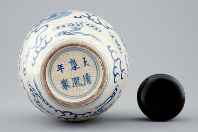 Un pot en porcelaine tendre de Chine et son couvercle en bois, 19&egrave;me